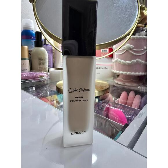 Cache Creme Satin Foundation - Picture 1 of 2